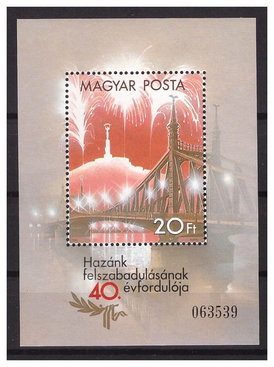 Венгрия 1985 г. № 3745(блок 177А). 40 лет освобождения Венгрии. Мост. Салют. Победа. Блок