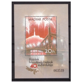 Венгрия 1985 г. № 3745(блок 177А). 40 лет освобождения Венгрии. Мост. Салют. Победа. Блок