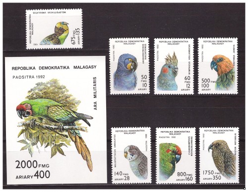 Мадагаскар Фауна Птицы Попугаи, серия+блок